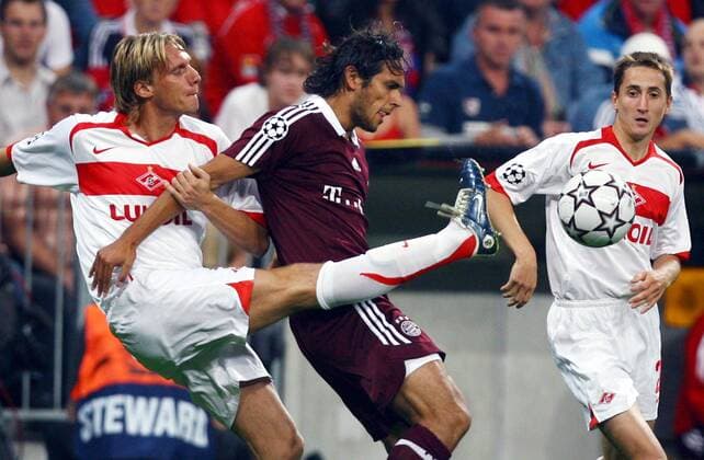 Radoslav Kovac (Spartak Moskau, li.) gegen Roque Santa Cruz (Bayern, Mitte), Vladimir Bystrov (Spartak Moskau) schaut zu Fußball EC 1 Herren Champions League 2006 2007, FC Bayern München - FK Spartak Moskau 4:0 Gruppe München Dynamik, Kampf, Fußball EC 1 Herren Champions League 2006 2007, FC Bayern München - FK Spartak Moskau 4:0 Gruppe München Dynamik, Kampf,