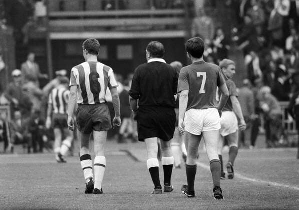 Abgang v.li.: Otto Rehhagel (Hertha), Schiedsrichter Kurt Handwerker und Bernhard Steffen (Düsseldorf) Fußball Herren Regionalliga West 1965 1966, Stadtliga Berlin, Fortuna Düsseldorf - Hertha BSC Berlin 4:1, Vneg, Vsw Gruppe Düsseldorf Fußball Herren Regionalliga West 1965 1966, Stadtliga Berlin, Fortuna Düsseldorf - Hertha BSC Berlin 4:1, Vneg, Vsw Gruppe Düsseldorf