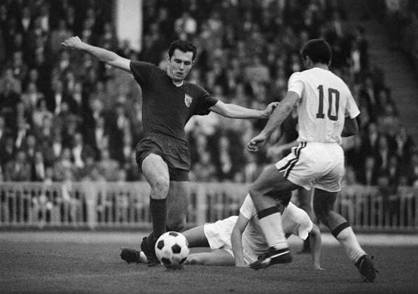 Franz Beckenbauer (li., Bayern) setzt sich durch Fußball 1. BL Herren Saison 1966 1967, Fortuna Düsseldorf - FC Bayern München 0:0, Vneg, Vsw Gruppe Düsseldorf Dynamik, Fußball 1. BL Herren Saison 1966 1967, Fortuna Düsseldorf - FC Bayern München 0:0, Vneg, Vsw Gruppe Düsseldorf Dynamik,