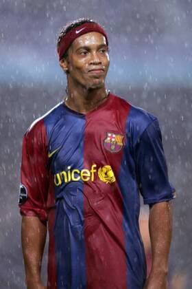 Ronaldinho (FC Barcelona) skeptisch im Regen -  Fußball EC 1 Herren Champions League 2006 2007, FC Barcelona, Barca Einzelbild Barcelona Fußball EC 1 Herren Champions League 2006 2007, FC Barcelona, Barca Einzelbild Barcelona