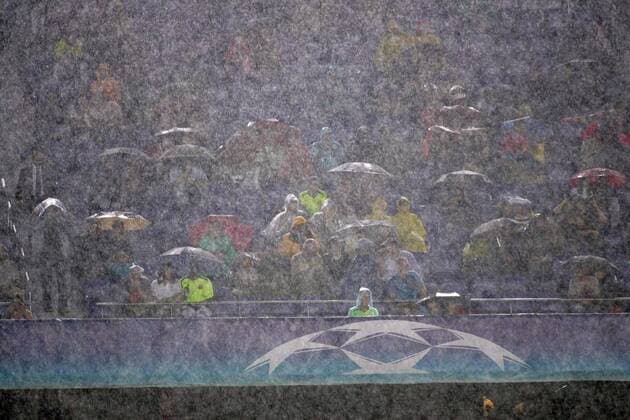 Schlechte Sicht und strömender Regen hält die Fans in Barcelona nicht vom Stadionbesuch ab -  Fußball EC 1 Herren Champions League 2006 2007, FC Barcelona, Barca Totale Barcelona Fußball EC 1 Herren Champions League 2006 2007, FC Barcelona, Barca Totale Barcelona