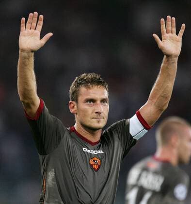 Francesco Totti (Roma) bedankt sich bei den Anhängern -  Fußball EC 1 Herren Champions League 2006 2007, AS Rom Einzelbild Rom Fußball EC 1 Herren Champions League 2006 2007, AS Rom Einzelbild Rom