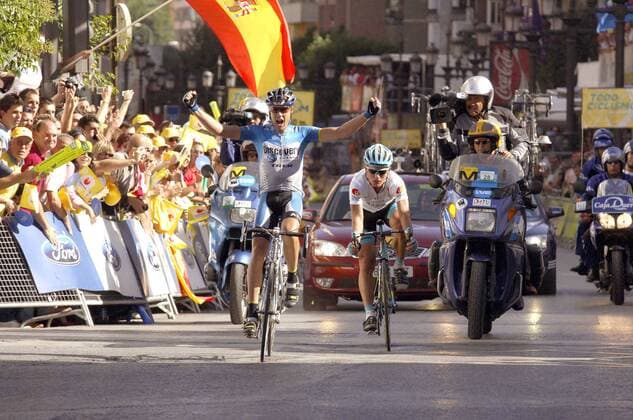 Tom Danielson (USA Discovery Channel) gewinnt vor Alexandre Vinokourov (Kasachstan Astana) die 17. Etappe der Vuelta a Espana von Adra nach Granada -  Radsport Herren Vuelta a Espana 2006, Spanienrundfahrt, ProTour, Straßenradsport, Straße, Rad Einzelbild Motorradkamera, Begleitfahrzeug, Kamera 17. Etappe: Adra - Granada Freude Radsport Herren Vuelta a Espana 2006, Spanienrundfahrt, ProTour, Straßenradsport, Straße, Rad Einzelbild Motorradkamera, Begleitfahrzeug, Kamera 17. Etappe: Adra - Granada Freude
