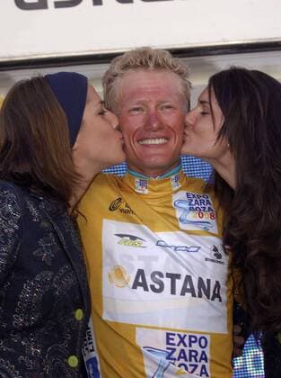 Alexandre Vinokourov (Kasachstan Astana) im goldenen Trikot bei der Siegerehrung der 17. Etappe der Vuelta a Espana 2006 von Adra nach Granada -  Radsport Herren Vuelta a Espana 2006, Spanienrundfahrt, ProTour, Straßenradsport, Straße, Rad Gruppe Gesamtführung, Gesamtführender, 17. Etappe: Adra - Granada Freude, Radsport Herren Vuelta a Espana 2006, Spanienrundfahrt, ProTour, Straßenradsport, Straße, Rad Gruppe Gesamtführung, Gesamtführender, 17. Etappe: Adra - Granada Freude,