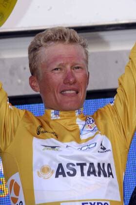 Alexandre Vinokourov (Kasachstan Astana) im goldenen Trikot bei der Siegerehrung der 17. Etappe der Vuelta a Espana 2006 von Adra nach Granada -  Radsport Herren Vuelta a Espana 2006, Spanienrundfahrt, ProTour, Straßenradsport, Straße, Rad Einzelbild Gesamtführung, Gesamtführender, 17. Etappe: Adra - Granada Radsport Herren Vuelta a Espana 2006, Spanienrundfahrt, ProTour, Straßenradsport, Straße, Rad Einzelbild Gesamtführung, Gesamtführender, 17. Etappe: Adra - Granada