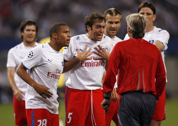 Nigel de Jong (li.), Joris Mathijsen (Mitte) und Danijel Ljuboja (alle HSV) protestieren bei Schiedsrichter Fröjdfeldt (Schweden) - EDITORIAL USE ONLY. No use with unauthorised audio, video, data, fixture lists, club league logos or live services. Online in-match use limited to 120 images, no video emulation. No use in betting, games or single club league player publications. Fußball EC 1 Herren Champions League 2006 2007, Hamburger SV Gruppe Hamburg Fußball EC 1 Herren Champions League 2006 2007, Hamburger SV Gruppe Hamburg