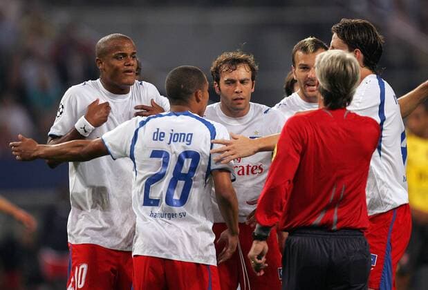Vincent Kompany (li.), Nigel de Jong (Mitte) und Joris Mathijsen (alle HSV) protestieren bei Schiedsrichter Fröjdfeldt (Schweden) Fußball EC 1 Herren Champions League 2006 2007, Hamburger SV Gruppe Hamburg Fußball EC 1 Herren Champions League 2006 2007, Hamburger SV Gruppe Hamburg