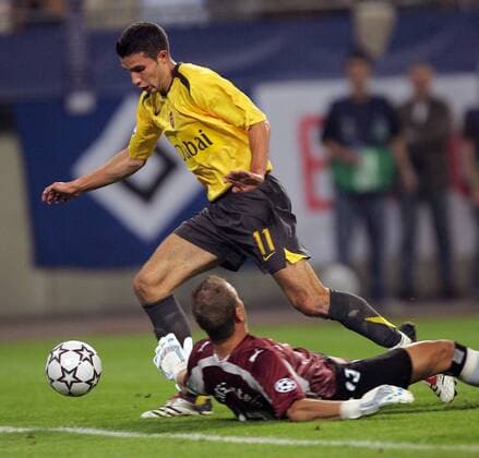 Robin van Persie (Arsenal) wird von Torwart Sascha Kirschstein (HSV) elfmeterreif zu Fall gebracht Fußball EC 1 Herren Champions League 2006 2007, Hamburger SV - Arsenal FC London Gruppe Hamburg Dynamik, Fußball EC 1 Herren Champions League 2006 2007, Hamburger SV - Arsenal FC London Gruppe Hamburg Dynamik,