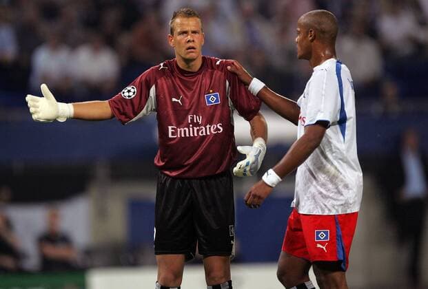 Torwart Sascha Kirschstein ratlos nach seiner roten Karte, Vincent Kompany (beide HSV) tröstet ihn Fußball EC 1 Herren Champions League 2006 2007, Hamburger SV Gruppe Hamburg Fußball EC 1 Herren Champions League 2006 2007, Hamburger SV Gruppe Hamburg