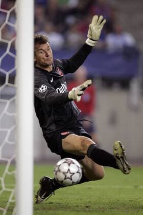 Torwart Jens Lehmann (Arsenal) streckt sich vergeblich nach dem Ball Fußball EC 1 Herren Champions League 2006 2007, Arsenal FC London Einzelbild Hamburg Dynamik, Fußball EC 1 Herren Champions League 2006 2007, Arsenal FC London Einzelbild Hamburg Dynamik,