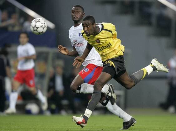 Johan Djourou (Arsenal, vorn) kommt vor Boubacar Sanogo (HSV) an den Ball Fußball EC 1 Herren Champions League 2006 2007, Hamburger SV - Arsenal FC London 1:2 Gruppe Hamburg Dynamik, Fußball EC 1 Herren Champions League 2006 2007, Hamburger SV - Arsenal FC London 1:2 Gruppe Hamburg Dynamik,