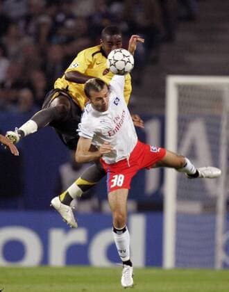 Danijel Ljuboja (HSV, vorn) gegen Johan Djourou (Arsenal) Fußball EC 1 Herren Champions League 2006 2007, Hamburger SV - Arsenal FC London 1:2 Gruppe Hamburg Dynamik, Höhe, Fußball EC 1 Herren Champions League 2006 2007, Hamburger SV - Arsenal FC London 1:2 Gruppe Hamburg Dynamik, Höhe,