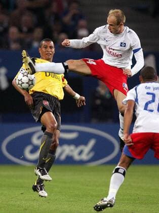 Gilberto Silva (Arsenal, li.) schreckt vor dem gestreckten Bein von David Jarolim (HSV) zurück Fußball EC 1 Herren Champions League 2006 2007, Hamburger SV - Arsenal FC London 1:2 Gruppe Hamburg Dynamik, Höhe, Kampf, Fußball EC 1 Herren Champions League 2006 2007, Hamburger SV - Arsenal FC London 1:2 Gruppe Hamburg Dynamik, Höhe, Kampf,