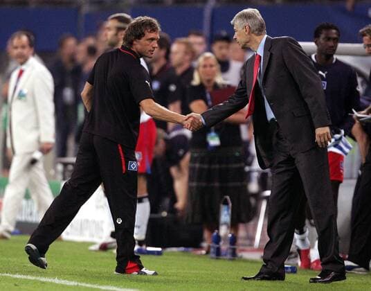 Trainer Thomas Doll (HSV, li.) gratuliert seinem Kollegen Arsene Wenger (Arsenal) Fußball EC 1 Herren Champions League 2006 2007, Hamburger SV - Arsenal FC London 1:2 Gruppe Hamburg Kameradschaft, Fußball EC 1 Herren Champions League 2006 2007, Hamburger SV - Arsenal FC London 1:2 Gruppe Hamburg Kameradschaft,
