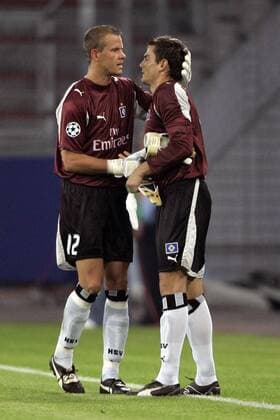 Torwart Stefan Wächter (re.) ersetzt den vom Feld verwiesenen Torwart Sascha Kirschstein (beide HSV) Fußball EC 1 Herren Champions League 2006 2007, Hamburger SV Gruppe Hamburg Fußball EC 1 Herren Champions League 2006 2007, Hamburger SV Gruppe Hamburg