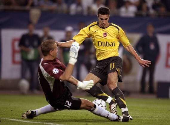 Robin van Persie (Arsenal, re.) wird von Torwart Sascha Kirschstein (HSV) im Strafraum gefoult Fußball EC 1 Herren Champions League 2006 2007, Hamburger SV - Arsenal FC London 1:2 Gruppe Hamburg Dynamik, Fußball EC 1 Herren Champions League 2006 2007, Hamburger SV - Arsenal FC London 1:2 Gruppe Hamburg Dynamik,
