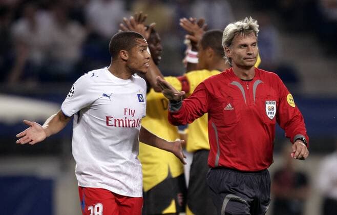 Nigel de Jong (HSV) beschwert sich bei Schiedsrichter Peter Fröjdfeldt (Schweden) Fußball EC 1 Herren Champions League 2006 2007, Hamburger SV - Arsenal FC London 1:2 Gruppe Hamburg Fußball EC 1 Herren Champions League 2006 2007, Hamburger SV - Arsenal FC London 1:2 Gruppe Hamburg