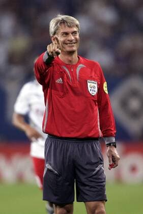 FIFA Schiedsrichter Peter Fröjdfeldt (Schweden) gibt Anweisungen Fußball EC 1 Herren Champions League 2006 2007 Einzelbild Hamburg Fußball EC 1 Herren Champions League 2006 2007 Einzelbild Hamburg