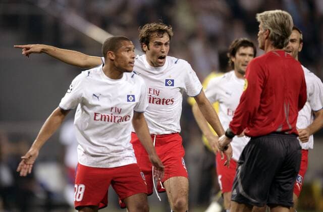 Joris Mathijsen (Mitte) und Nigel de Jong (li., beide HSV) beschweren sich bei Schiedsrichter Peter Fröjdfeldt (Schweden) Fußball EC 1 Herren Champions League 2006 2007, Hamburger SV Gruppe Hamburg Wut, Verzweiflung, Fußball EC 1 Herren Champions League 2006 2007, Hamburger SV Gruppe Hamburg Wut, Verzweiflung,