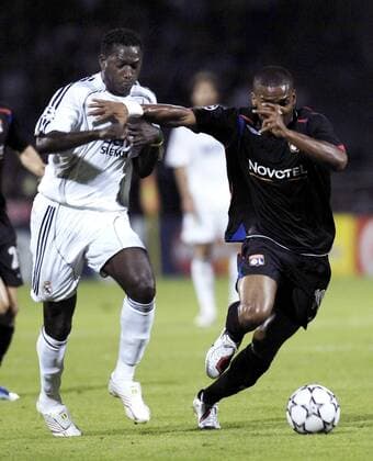 Florent Malouda (Lyon, re.) gegen Mahamadou Diarra (Real Madrid) Fußball EC 1 Herren Champions League 2006 2007, Olympique Lyonnais - Real Madrid CF 2:0, OL Gruppe Lyon Dynamik, Kampf, Fußball EC 1 Herren Champions League 2006 2007, Olympique Lyonnais - Real Madrid CF 2:0, OL Gruppe Lyon Dynamik, Kampf,