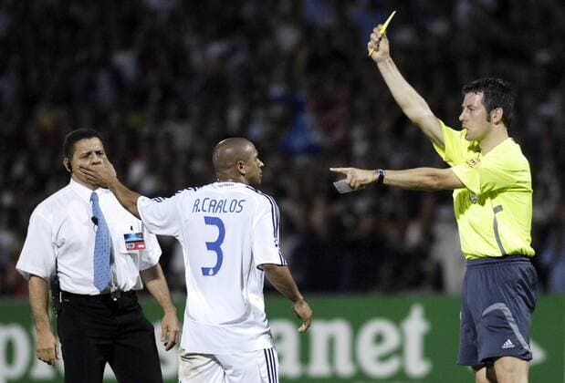 Schiedsrichter Wolfgang Stark (Deutschland) zeigt Roberto Carlos (Real Madrid) die Gelbe Karte Fußball EC 1 Herren Champions League 2006 2007, Real Madrid CF Gruppe Lyon Fußball EC 1 Herren Champions League 2006 2007, Real Madrid CF Gruppe Lyon