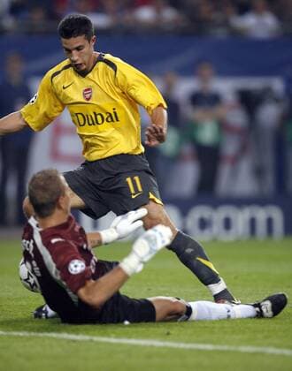 Robin van Persie (Arsenal) gegen Torwart Sascha Kirschstein (HSV) Fußball EC 1 Herren Champions League 2006 2007, Hamburger SV - Arsenal FC London 1:2 Gruppe Hamburg Dynamik, Fußball EC 1 Herren Champions League 2006 2007, Hamburger SV - Arsenal FC London 1:2 Gruppe Hamburg Dynamik,