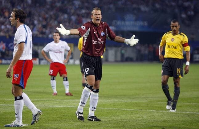 Torwart Sascha Kirschstein reagiert fassungslos auf seinen Platzverweis daneben, Mathijsen (beide HSV, li.) und Gilberto Silva (Arsenal) Fußball EC 1 Herren Champions League 2006 2007, Hamburger SV - Arsenal FC London 1:2 Gruppe Hamburg Enttäuschung, Verzweiflung, Fußball EC 1 Herren Champions League 2006 2007, Hamburger SV - Arsenal FC London 1:2 Gruppe Hamburg Enttäuschung, Verzweiflung,