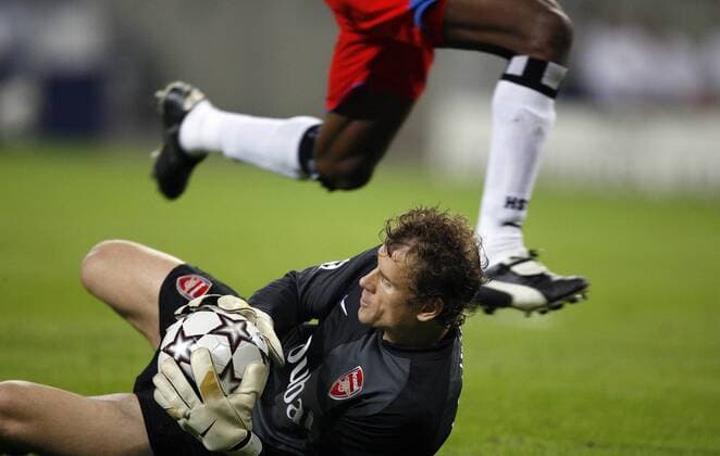 Ein Spieler des HSV springt fair an Torwart Jens Lehmann (Arsenal) vorbei Fußball EC 1 Herren Champions League 2006 2007, Hamburger SV - Arsenal FC London 1:2 Gruppe Hamburg Dynamik, Abwehr, Fußball EC 1 Herren Champions League 2006 2007, Hamburger SV - Arsenal FC London 1:2 Gruppe Hamburg Dynamik, Abwehr,