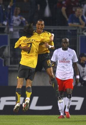 Gilberto Silva (Mitte) und Tomas Rosicky (beide Arsenal) - Torjubel, daneben Guy Demel (HSV) enttäuscht Fußball EC 1 Herren Champions League 2006 2007, Hamburger SV - Arsenal FC London 1:2 Gruppe Hamburg Freude, Fußball EC 1 Herren Champions League 2006 2007, Hamburger SV - Arsenal FC London 1:2 Gruppe Hamburg Freude,