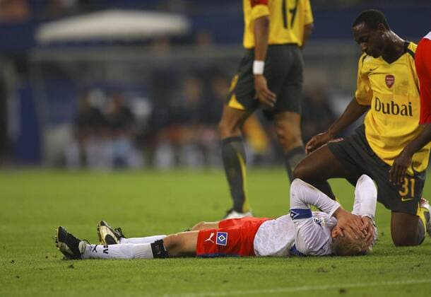 David Jarolim (HSV) enttäuscht am Boden, daneben Justin Hoyte (Arsenal) Fußball EC 1 Herren Champions League 2006 2007, Hamburger SV - Arsenal FC London 1:2 Gruppe Hamburg Enttäuschung, Fußball EC 1 Herren Champions League 2006 2007, Hamburger SV - Arsenal FC London 1:2 Gruppe Hamburg Enttäuschung,