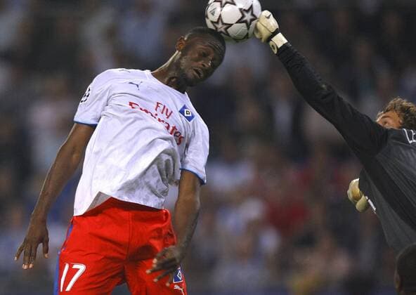 Boubacar Sanogo (HSV, li.) - Kopfball gegen Torwart Jens Lehmann (Arsenal) Fußball EC 1 Herren Champions League 2006 2007, Hamburger SV - Arsenal FC London 1:2 Gruppe Hamburg Abwehr, Dynamik, Fußball EC 1 Herren Champions League 2006 2007, Hamburger SV - Arsenal FC London 1:2 Gruppe Hamburg Abwehr, Dynamik,