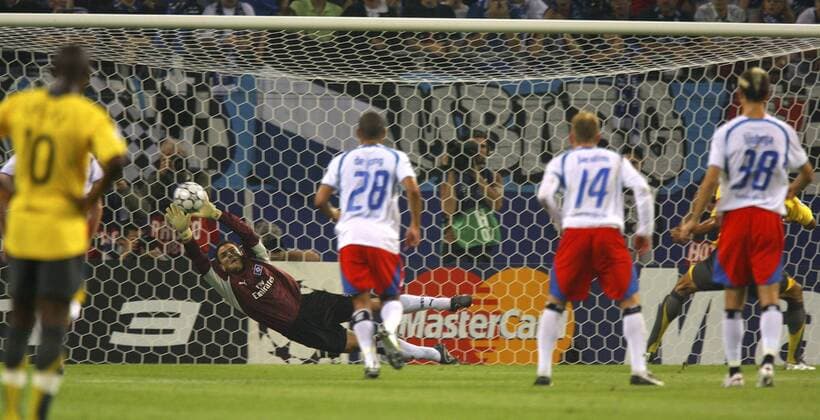 Torwart Stefan Wächter (HSV) kann das 0:1 per Elfmeter trotz großem Einsatz nicht verhindern Fußball EC 1 Herren Champions League 2006 2007, Hamburger SV - Arsenal FC London 1:2 Gruppe Hamburg Dynamik, Fußball EC 1 Herren Champions League 2006 2007, Hamburger SV - Arsenal FC London 1:2 Gruppe Hamburg Dynamik,