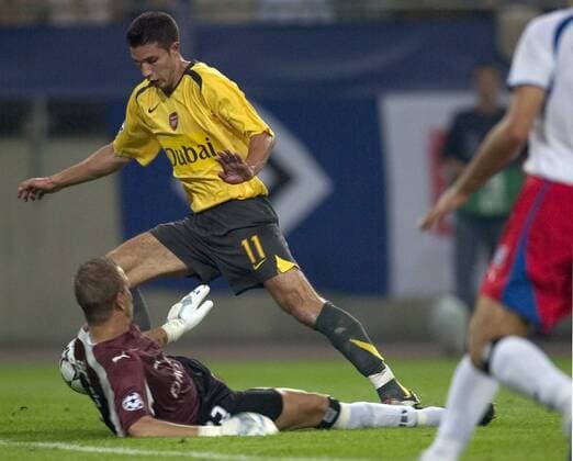 Torwart Sascha Kirschstein (HSV, vorn) foult Robin van Persie (Arsenal) und erhält anschließend die Rote Karte Fußball EC 1 Herren Champions League 2006 2007, Hamburger SV - Arsenal FC London 1:2 Gruppe Hamburg Dynamik, Fußball EC 1 Herren Champions League 2006 2007, Hamburger SV - Arsenal FC London 1:2 Gruppe Hamburg Dynamik,