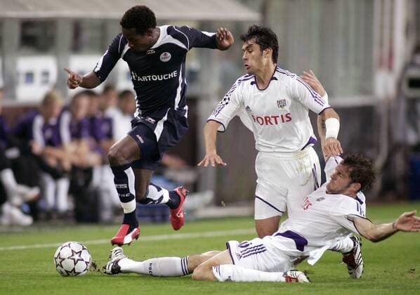 Jean Makoun (Lille, li.) setzt sich gegen Ahmed Hassan (Mitte) und Jelen van Damme (beide Anderlecht) durch -  Fußball EC 1 Herren Champions League 2006 2007, RSC Anderlecht - OSC Lille 1:1 Gruppe Brüssel Dynamik, Kampf, Fußball EC 1 Herren Champions League 2006 2007, RSC Anderlecht - OSC Lille 1:1 Gruppe Brüssel Dynamik, Kampf,