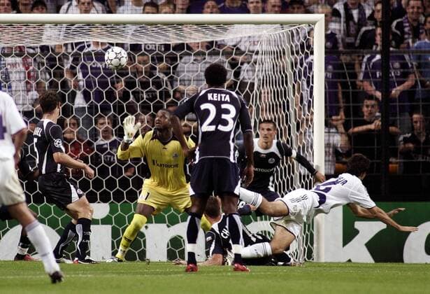 Nicolas Pareja (Anderlecht, re.) erzielt per Kopfball den Treffer zum 1:0 gegen Torwart Tony Sylva beobachtet von Abdul Kader Keita (beide Lille, vorn) -  Fußball EC 1 Herren Champions League 2006 2007, RSC Anderlecht - OSC Lille 1:1 Gruppe Brüssel Dynamik, Fußball EC 1 Herren Champions League 2006 2007, RSC Anderlecht - OSC Lille 1:1 Gruppe Brüssel Dynamik,