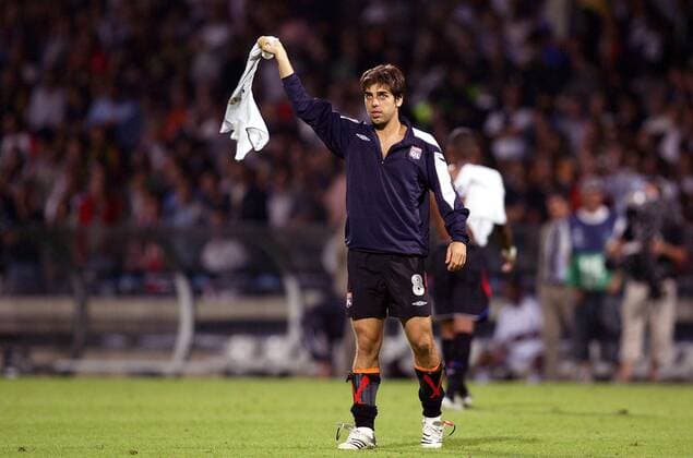 Juninho (Lyon) mit einem Real Madrid Trikot als Trophäe - (pan16210) Fußball EC 1 Herren Champions League 2006 2007, Olympique Lyonnais - Real Madrid CF 2:0, OL Einzelbild Lyon Fußball EC 1 Herren Champions League 2006 2007, Olympique Lyonnais - Real Madrid CF 2:0, OL Einzelbild Lyon  
