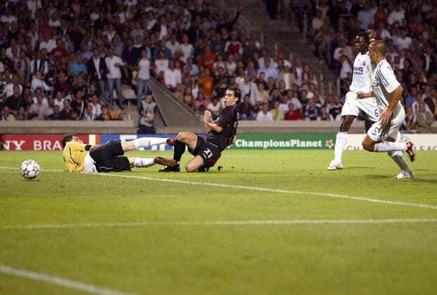 Tiago (Lyon, Mitte) erzielt das 2:0 gegen Torwart Iker Casillas (Real Madrid) - (pan16211) Fußball EC 1 Herren Champions League 2006 2007, Olympique Lyonnais - Real Madrid CF 2:0, OL Gruppe Lyon Fußball EC 1 Herren Champions League 2006 2007, Olympique Lyonnais - Real Madrid CF 2:0, OL Gruppe Lyon  