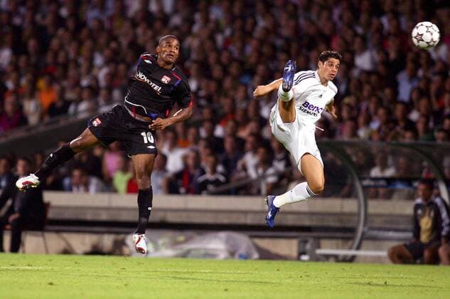 Florent Malouda (Lyon, li.) gegen Cicinho (Real Madrid) - (pan16210) Fußball EC 1 Herren Champions League 2006 2007, Olympique Lyonnais - Real Madrid CF 2:0, OL Gruppe Lyon Dynamik, Höhe, Fußball EC 1 Herren Champions League 2006 2007, Olympique Lyonnais - Real Madrid CF 2:0, OL Gruppe Lyon Dynamik, Höhe,  