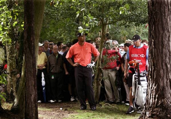 Eldrick Tiger Woods (USA, Mitte) mit seinem Caddie umringt von Zuschauern -  (LON2006091406) Golf Herren HSBC World Match Play Championship 2006, Lochspiel, Lochspielwettbewerb Totale Wentworth Virginia Water, Surrey Golf Herren HSBC World Match Play Championship 2006, Lochspiel, Lochspielwettbewerb Totale Wentworth Virginia Water, Surrey
