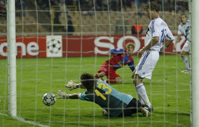 Torwart Carlos Alberto Fernandes (Steaua Bukarest) klärt vor Maxim Shatskikh (Dynamo Kiew) -  Fußball EC 1 Herren Champions League 2006 2007, Dinamo Kiev - Steaua Bukarest 1:4 Gruppe Kiew Dynamik, Fußball EC 1 Herren Champions League 2006 2007, Dinamo Kiev - Steaua Bukarest 1:4 Gruppe Kiew Dynamik,