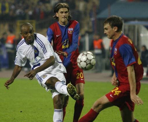 Diogo Rincon (Dynamo Kiew, li.) kommt gegen Florin Lovin (Mitte) und Sorin Ghionea (beide Steaua Bukarest) zum Schuß -  Fußball EC 1 Herren Champions League 2006 2007, Dinamo Kiev - Steaua Bukarest 1:4 Gruppe Kiew Dynamik, Fußball EC 1 Herren Champions League 2006 2007, Dinamo Kiev - Steaua Bukarest 1:4 Gruppe Kiew Dynamik,