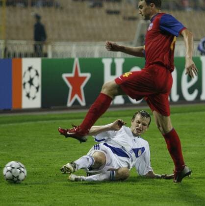Sorin Ghionea (Steaua Bukarest, re.) gegen Oleg Gusev (Dynamo Kiew) -  Fußball EC 1 Herren Champions League 2006 2007, Dinamo Kiev - Steaua Bukarest 1:4 Gruppe Kiew Dynamik, Fußball EC 1 Herren Champions League 2006 2007, Dinamo Kiev - Steaua Bukarest 1:4 Gruppe Kiew Dynamik,
