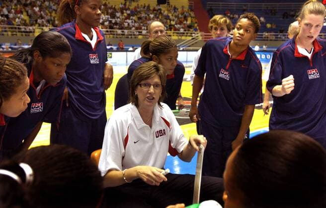 Nationaltrainerin Anne Donovan (USA, Mitte) gibt Anweisungen - Basketball WM Damen WM 2006, Länderspiel, Nationalteam, Nationaltrikot, Gruppe C, USA Gruppe Barueri Basketball WM Damen WM 2006, Länderspiel, Nationalteam, Nationaltrikot, Gruppe C, USA Gruppe Barueri