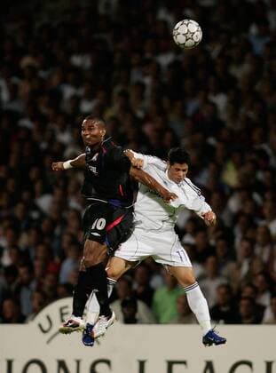 Florent Malouda (Lyon, li.) gegen Cicinho (Real Madrid) -  Fußball EC 1 Herren Champions League 2006 2007, Olympique Lyonnais - Real Madrid CF 2:0, OL, Vdig Gruppe Lyon Höhe, Dynamik Fußball EC 1 Herren Champions League 2006 2007, Olympique Lyonnais - Real Madrid CF 2:0, OL, Vdig Gruppe Lyon Höhe, Dynamik