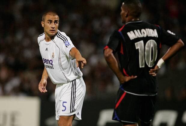 Fabio Cannavaro (Real Madrid, li.) deutet auf Malouda (Lyon) -  Fußball EC 1 Herren Champions League 2006 2007, Olympique Lyonnais - Real Madrid CF 2:0, OL, Vdig Gruppe Lyon Fußball EC 1 Herren Champions League 2006 2007, Olympique Lyonnais - Real Madrid CF 2:0, OL, Vdig Gruppe Lyon