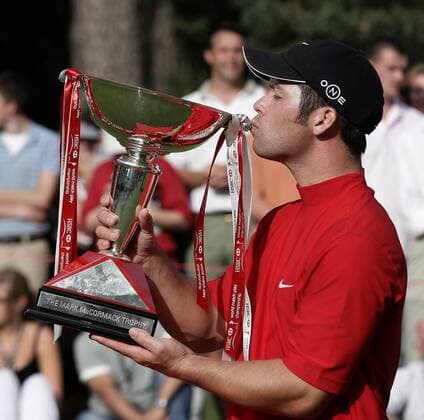 Paul Casey (England) gewinnt das HSBC World Matchplay Championship 2006 und küßt seinen Pokal bei der Siegerehrung -  (LON2006091709) Golf Herren HSBC World Matchplay Championship 2006, Match Play Einzelbild Wentworth Virginia Water, Surrey Freude, Golf Herren HSBC World Matchplay Championship 2006, Match Play Einzelbild Wentworth Virginia Water, Surrey Freude,