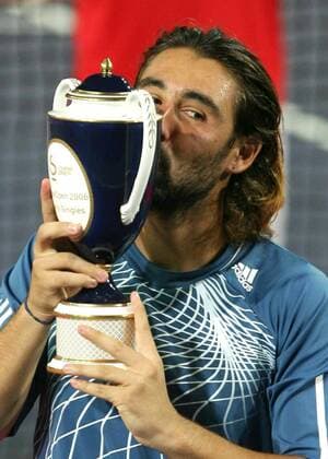 China Open Sieger Marcos Baghdatis (Zypern) küsst seinen Pokal - (IMCp06474408) Tennis Herren China Open 2006, ATP Tour, Finale, Endspiel, Siegerehrung, Podium, Podest, Einzelbild Peking Freude, Tennis Herren China Open 2006, ATP Tour, Finale, Endspiel, Siegerehrung, Podium, Podest, Einzelbild Peking Freude,