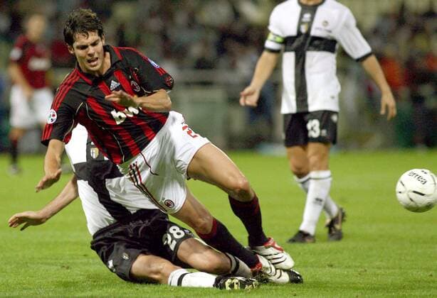 Kaka (Milan, vorn) wird von Paci (Parma) zu Fall gebracht -  Fußball Herren Serie A 2006 2007, 1. Italienische Liga, FC Parma - AC Mailand 0:2 Gruppe Parma Dynamik, Fußball Herren Serie A 2006 2007, 1. Italienische Liga, FC Parma - AC Mailand 0:2 Gruppe Parma Dynamik,