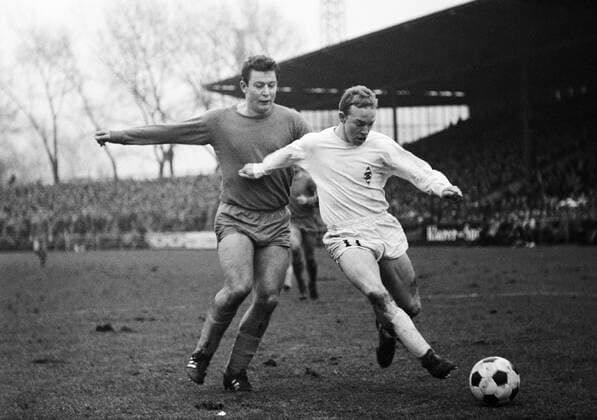 Bernd Rupp (re., Gladbach) gegen Manfred Kreuz (Schalke) Fußball 1. BL Herren DFB Pokal 1966 1967, Pokalspiel, FC Schalke 04 - Borussia Mönchengladbach 4:2, Vneg, Vsw Gruppe Gelsenkirchen Dynamik, Fußball 1. BL Herren DFB Pokal 1966 1967, Pokalspiel, FC Schalke 04 - Borussia Mönchengladbach 4:2, Vneg, Vsw Gruppe Gelsenkirchen Dynamik,