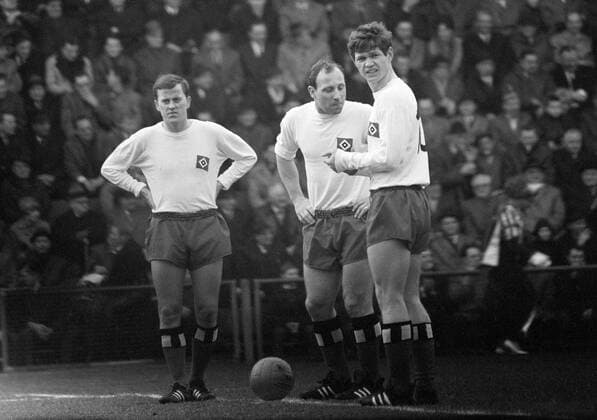 Anstoß HSV v.li.: Harry Bähre, Uwe Seeler und Hans Jürgen Hellfritz Fußball 1. BL Herren Saison 1966 1967, Hamburger SV, Hamburg, Vneg, Vsw Gruppe Mönchengladbach Fußball 1. BL Herren Saison 1966 1967, Hamburger SV, Hamburg, Vneg, Vsw Gruppe Mönchengladbach